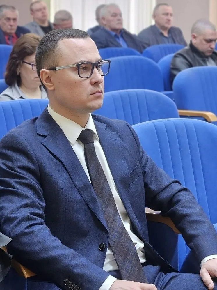 Врио руководителя района Александр Кузнецов ушел по собственному желанию спустя месяц — новым и.о. стал его заместитель Алексей Целовальников.