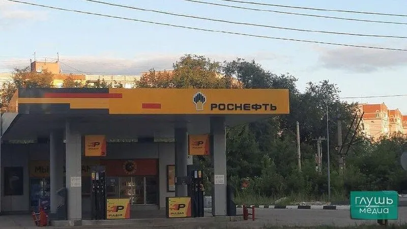 Губернатор сообщил, что снят запрет на отпуск бензина и дизтоплива в потребительскую тару: канистры разрешены для хозяйственных нужд (для мотоблоков, триммеров, газонокосилок) с ограничением в 20 литров. По словам главы региона, очереди на АЗС сократились на 60%.