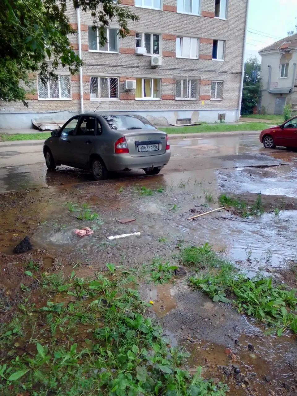 Из-за прорыва по адресу ул. Победы, 45 вода течёт через четыре квартала до Первомайской; жители жалуются, что платят по счётчику.