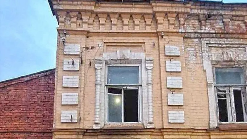 Здание конца XIX века на Горького, 10 получило охранный статус. В перечень охраняемых элементов вошли декор фасада, аттики с круглыми слуховыми окнами и наличники.