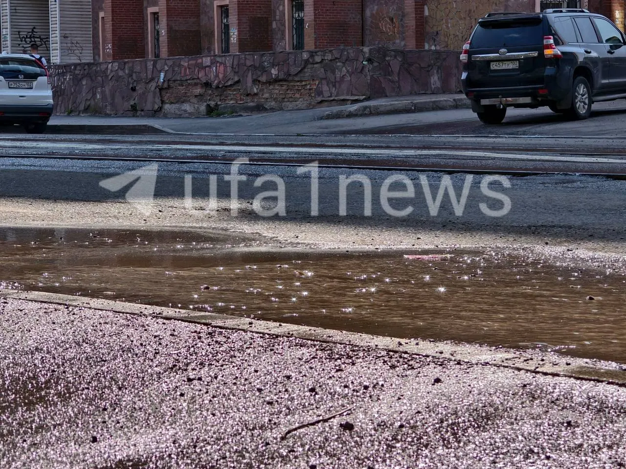 На бульваре Ибрагимова вода потекла вниз по улице Ленина. Водоканал назвал источник подземной утечкой и не гарантирует моментального ремонта.