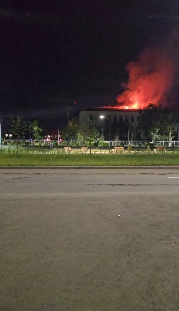 В Энгельсе на улице Энгельс‑1 вспыхнул пожар в здании казармы. Рядом расположен военный аэродром, который на прошлой неделе уже подвергался атаке. Ночью в регионе объявляли угрозу беспилотников, затем ракетную. Власти пока не прокомментировали.