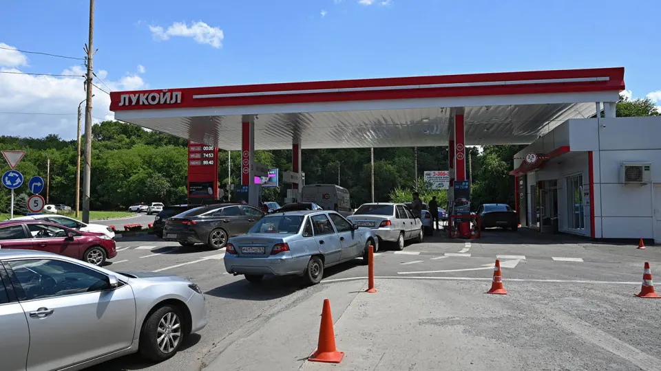 Цена на белорусский АИ‑92 выросла почти в два раза с мая; продажи на бирже увеличились, однако дефицит топлива и ограничения отпуска охватили десятки регионов страны.