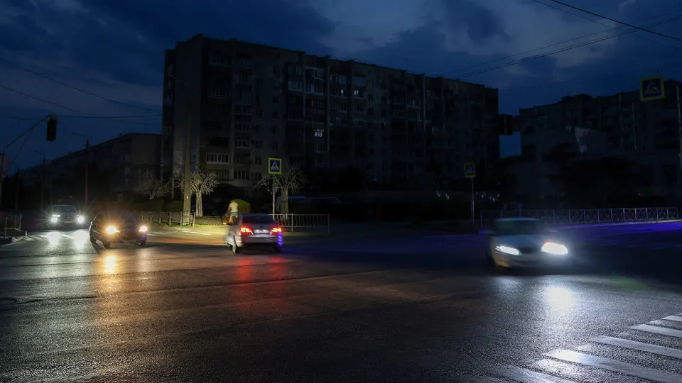 В нескольких регионах введены ограничения на автобусные рейсы и выросла стоимость проезда на фоне дефицита бензина и сокращения переработки нефти.