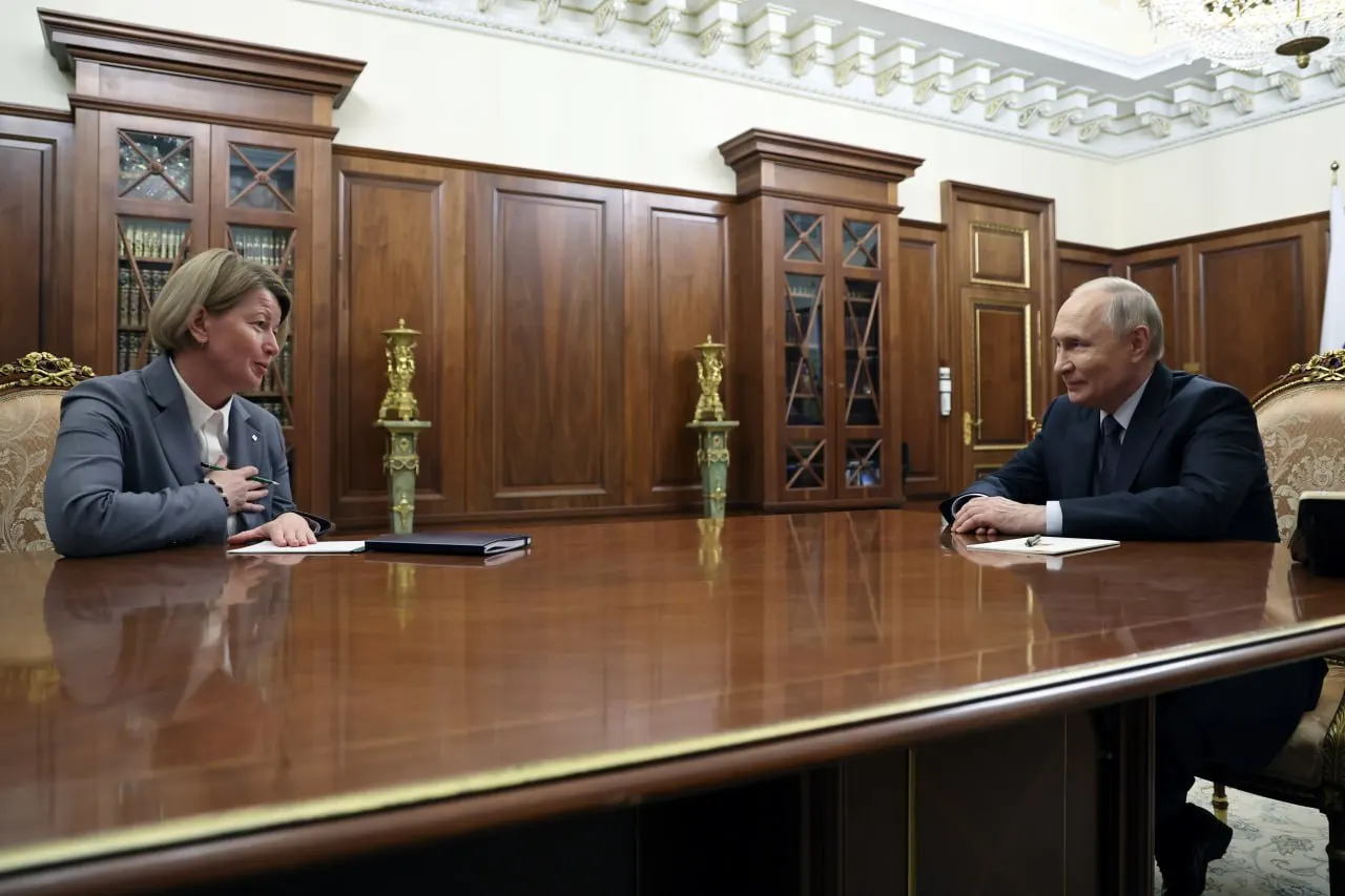 Александр Бречалов досрочно покинул пост главы республики после девяти лет на посту. Временно исполняющей обязанности назначена Ольга Абрамова. Отставке предшествовали сообщения о массированной атаке беспилотников.