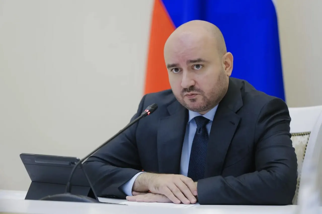 Губернатор распорядился создать пункты, где жители смогут укрыться от палящего зноя и бесплатно получить воду. Исполнение поручено региональному Минздраву.