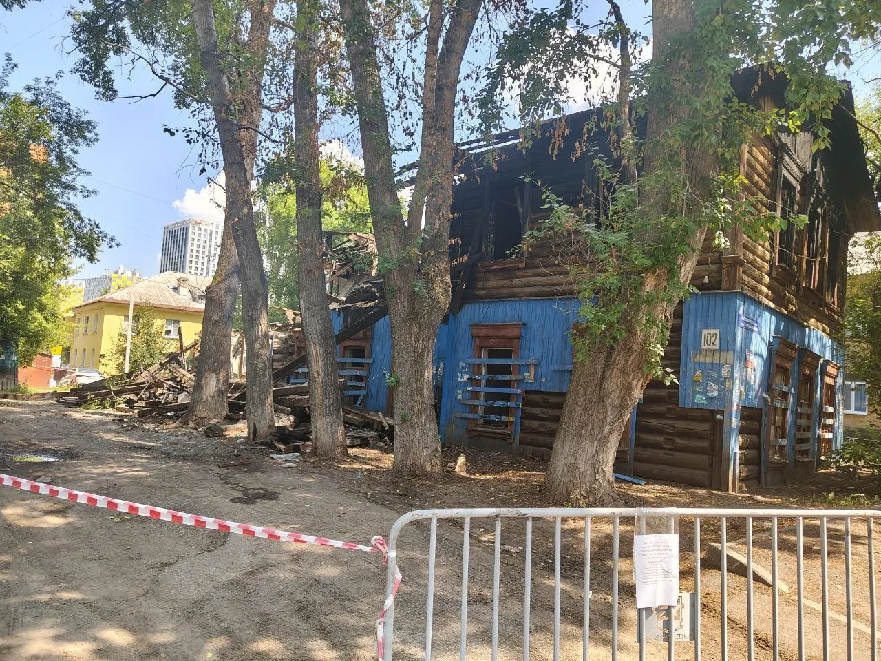 В Уфе приступили к разбору старого барака на Петропавловской: здание, в котором год назад произошёл пожар, расселили заранее.