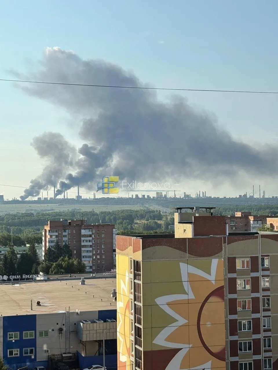 В результате ударов беспилотников в Таганрогском заливе пострадали два человека, повреждены два пустых танкера. Одновременно в Нижнекамске сообщают о взрывах и пожаре после массированной атаки.