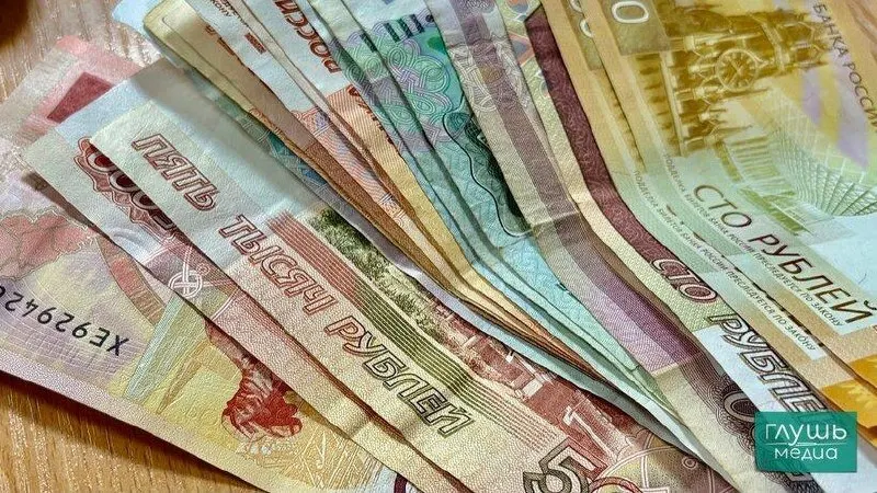 55-летняя жительница Балакова перевела аферистам 14,9 млн ₽ после звонка человека, называвшего себя сотрудником ФСБ, который убедил её перевести выплату на «безопасный» счёт и поехать в Москву для обмена через криптообменник.