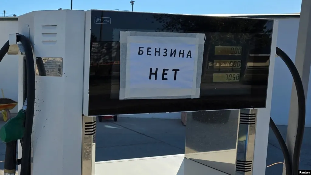 По данным Росстата, с 23 по 29 июня в Севастополе зафиксирован рекордный недельный рост цен на бензин — около 30%. Подорожание связывают с сокращением производства топлива, перебоями поставок и логистическими проблемами; в ряде регионов введены ограничения на отпуск горючего.