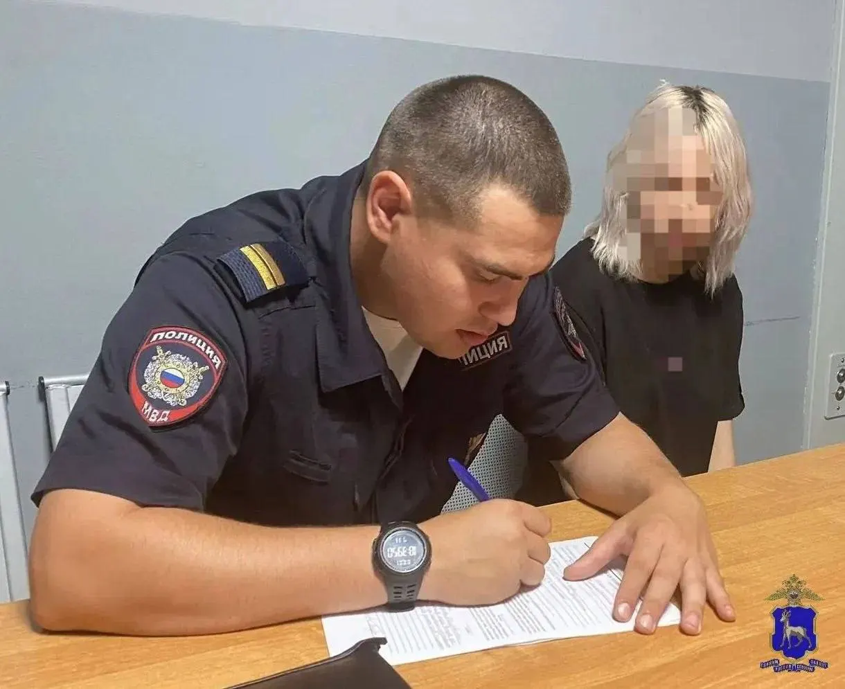 Девушка подменяла слова в детских мелодиях нецензурной бранью; суд признал её виновной и взыскал штраф в 10 000 рублей.