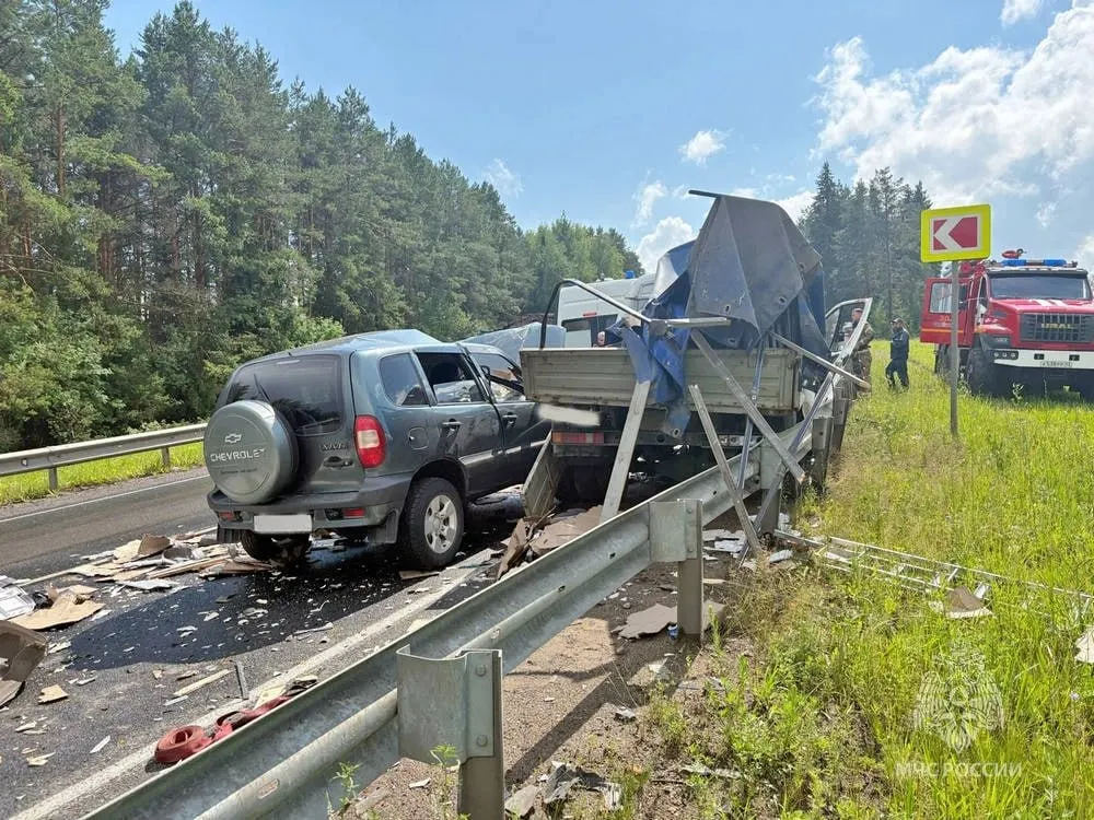 На 652-м км автодороги Р‑243 у деревни Яговкино столкнулись Газель, Chevrolet Niva и КамАЗ с полуприцепом. По предварительным данным — 1 погибший и 6 пострадавших.