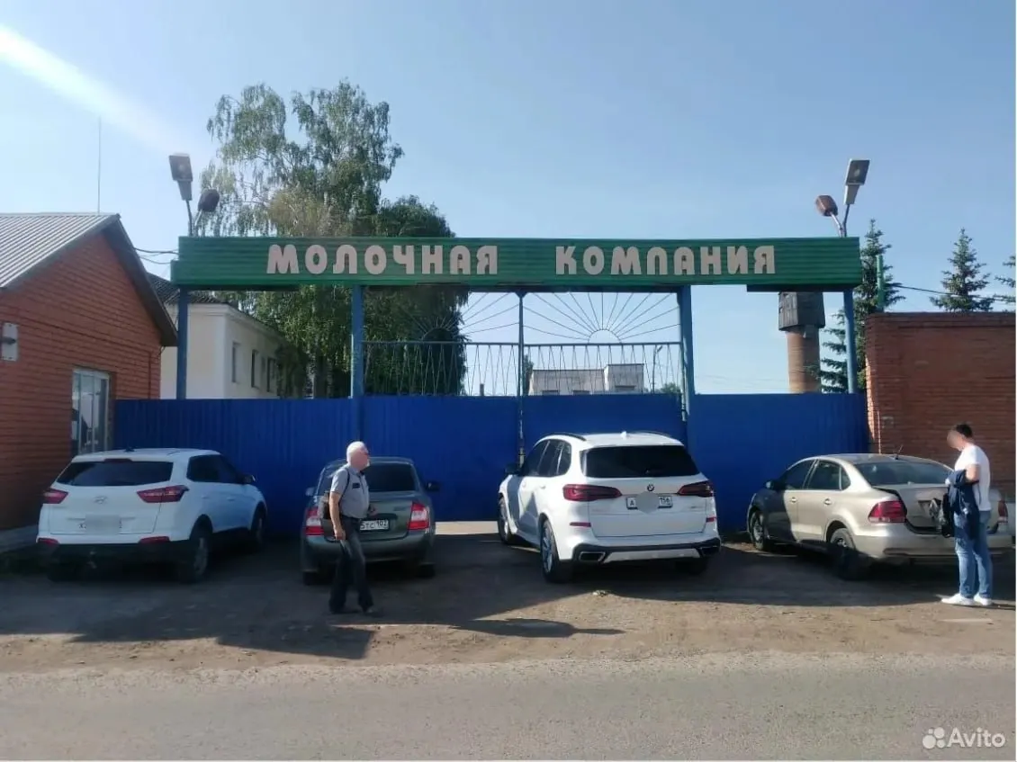 За 17 млн рублей продают производственные корпуса, склады и водонапорную башню — всего 31 объект недвижимости на площади около 10 тыс. кв. м. Компания была ликвидирована в 2024 году.