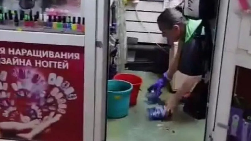 Из‑за снятых бордюров и работ по замене асфальта вода вместо ливнёвки потекла в подземный переход: продавцы вычерпывали воду, спасая товар.