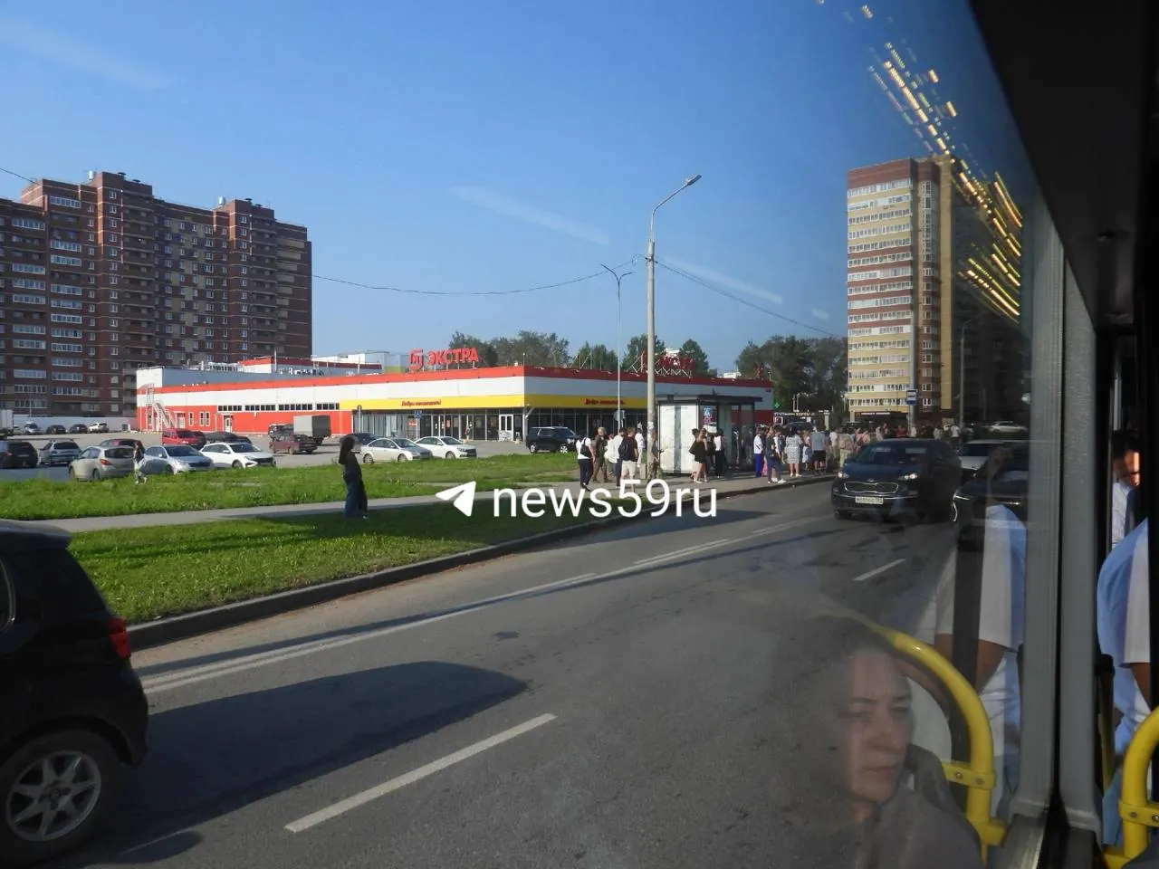 Подъезд к Красавинскому мосту в Перми встал в пробку с 8 утра. На остановках скопления людей, часть автобусов перенаправили через Коммунальный мост.