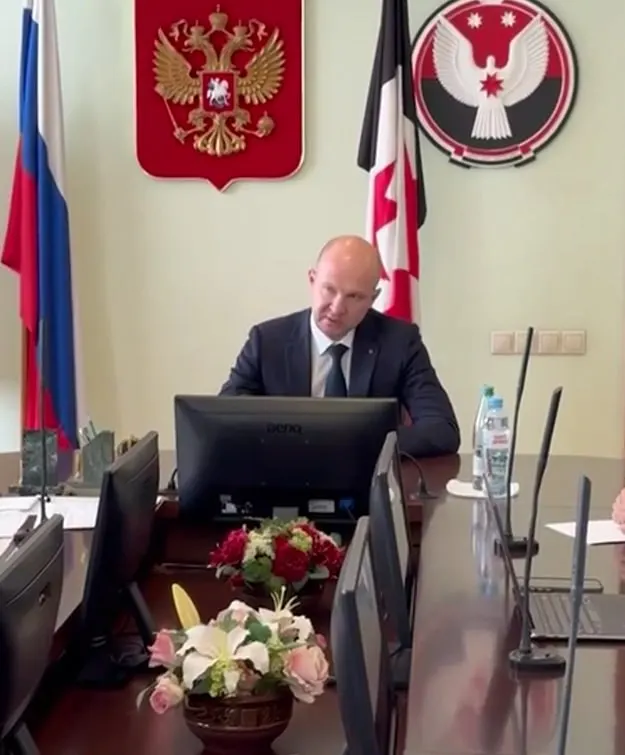 Ефимов заявил, что потребление бензина в республике выше прошлогоднего уровня на 17–20% и связал очереди на АЗС с тем, что многие автолюбители заправляются без реальной необходимости. Поставки топлива, по его словам, растут и к августу могут увеличиться.