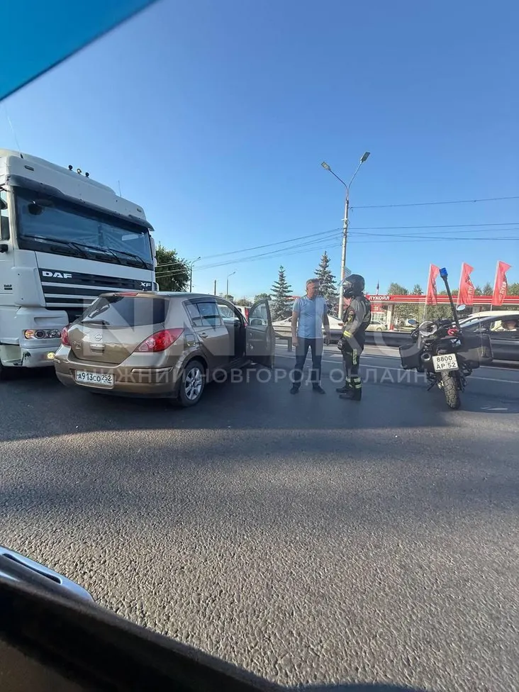 Фура столкнулась с легковушкой, из‑за аварии перекрыты две из трёх полос. Причины происшествия пока неизвестны.