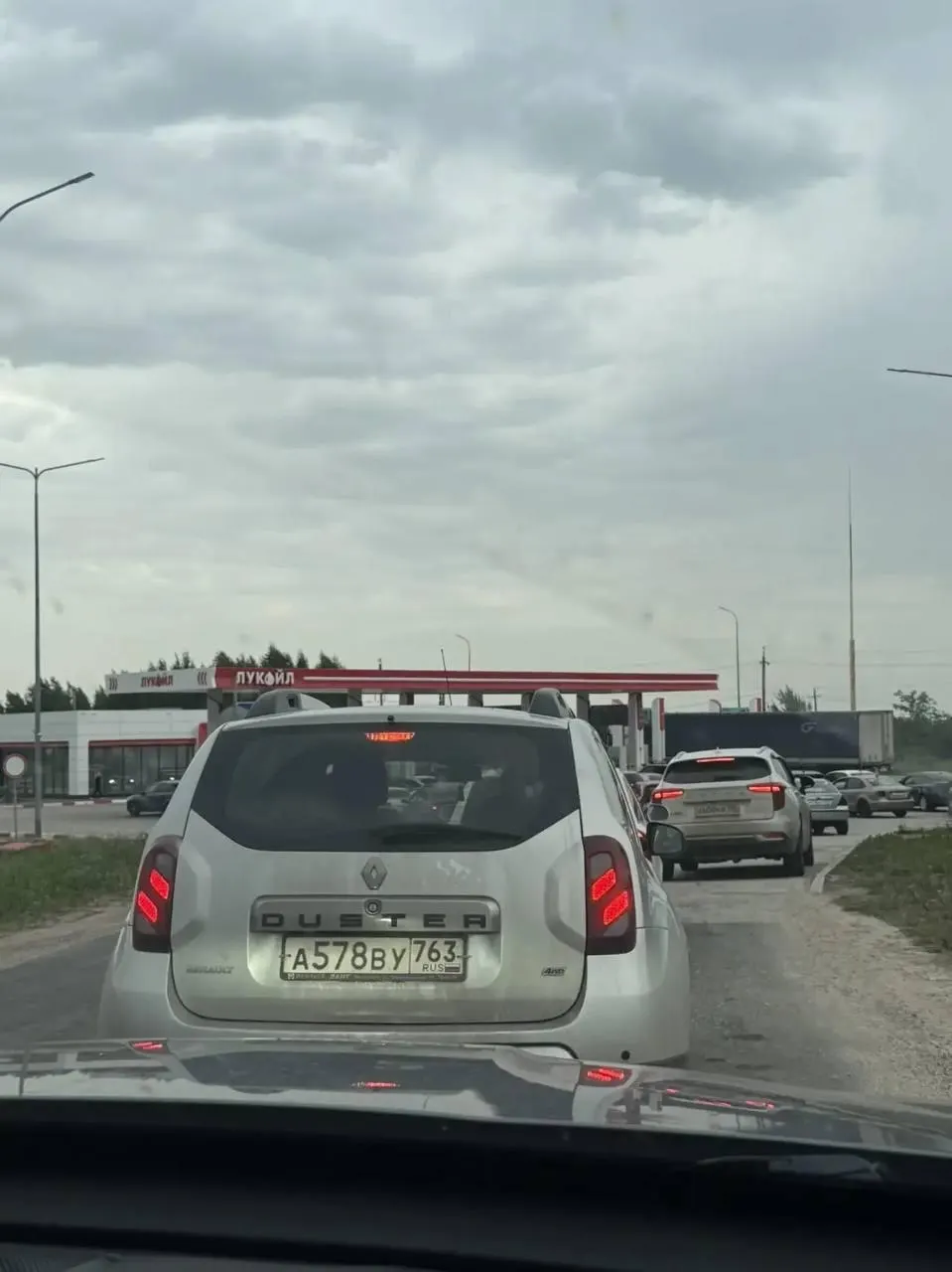 Путешественница из Тюмени описала дефицит топлива на трассах М‑4 и М‑5: очереди на некоторых АЗС, рост цен у частников и закрытия станций во время атак БПЛА.