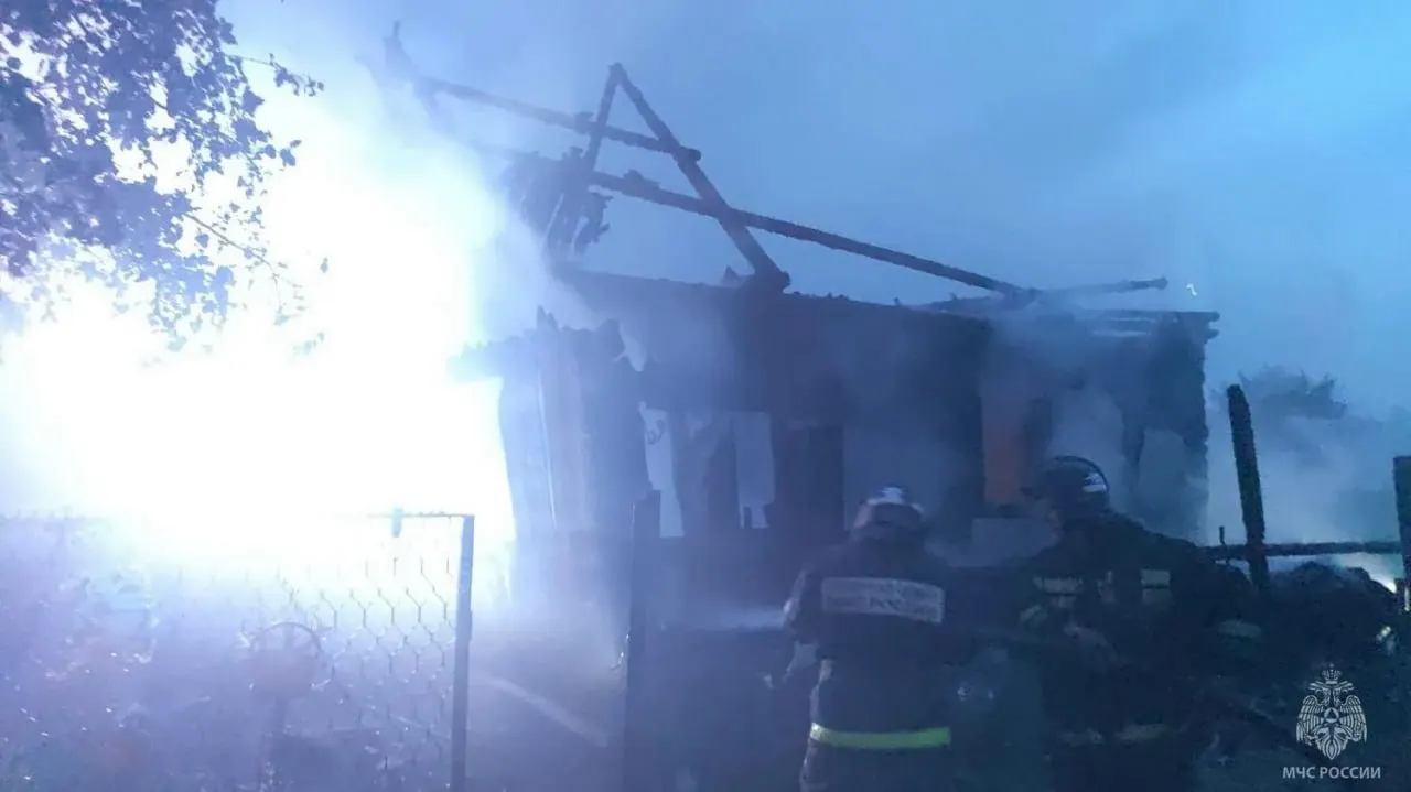 Пожар в&nbsp;Сосновке: в&nbsp;частном доме выгорело 60&nbsp;кв. м&nbsp;— вероятно из‑за&nbsp;грозы