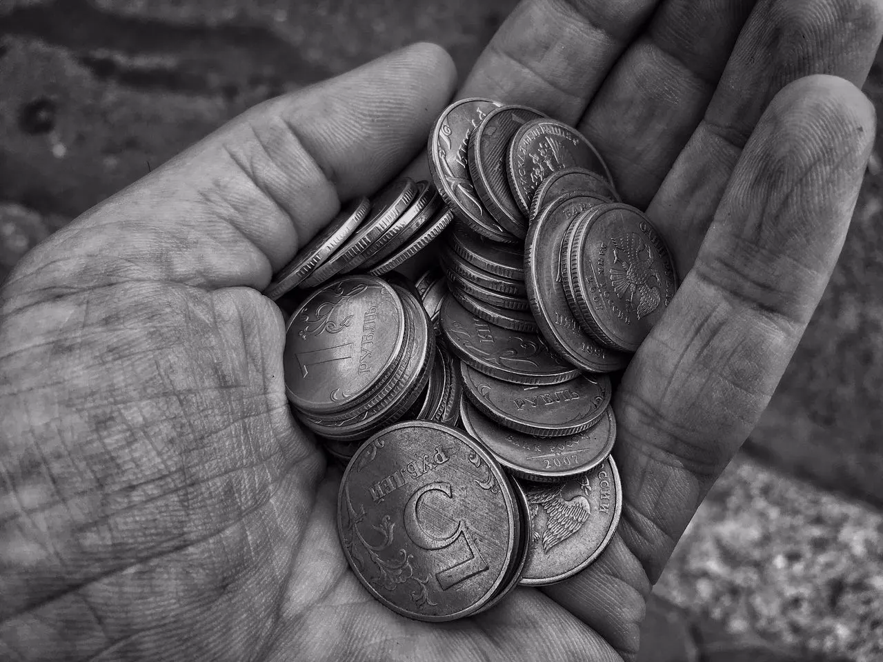 Минтруд сообщил о снижении уровня бедности до 6,7% и связал эту динамику с введением единого пособия и выделением на него финансирования; пособие названо одной из ключевых мер поддержки семей с детьми.