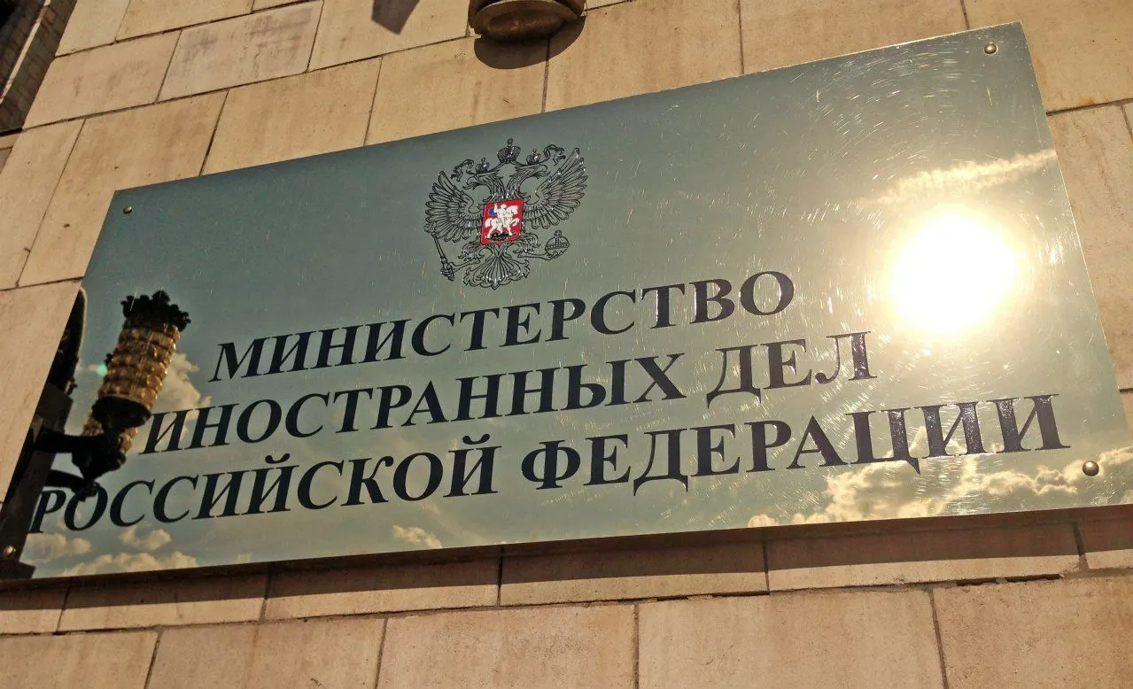 По данным источников, власти разрабатывают закон, который потребует разрешение на выезд и может ограничить поездки в страны НАТО групповыми отправлениями под сопровождением; эксперты предупреждают о негативных экономических и миграционных последствиях.