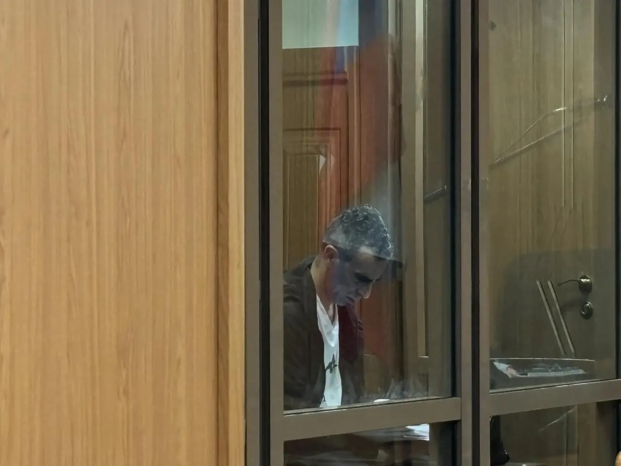 По делу свидетель рассказал, что обвиняемый пересылал переписку супруги знакомому, но тот не нашёл в ней ничего подозрительного; обвиняемый также следил за её общением с адвокатом во время развода.