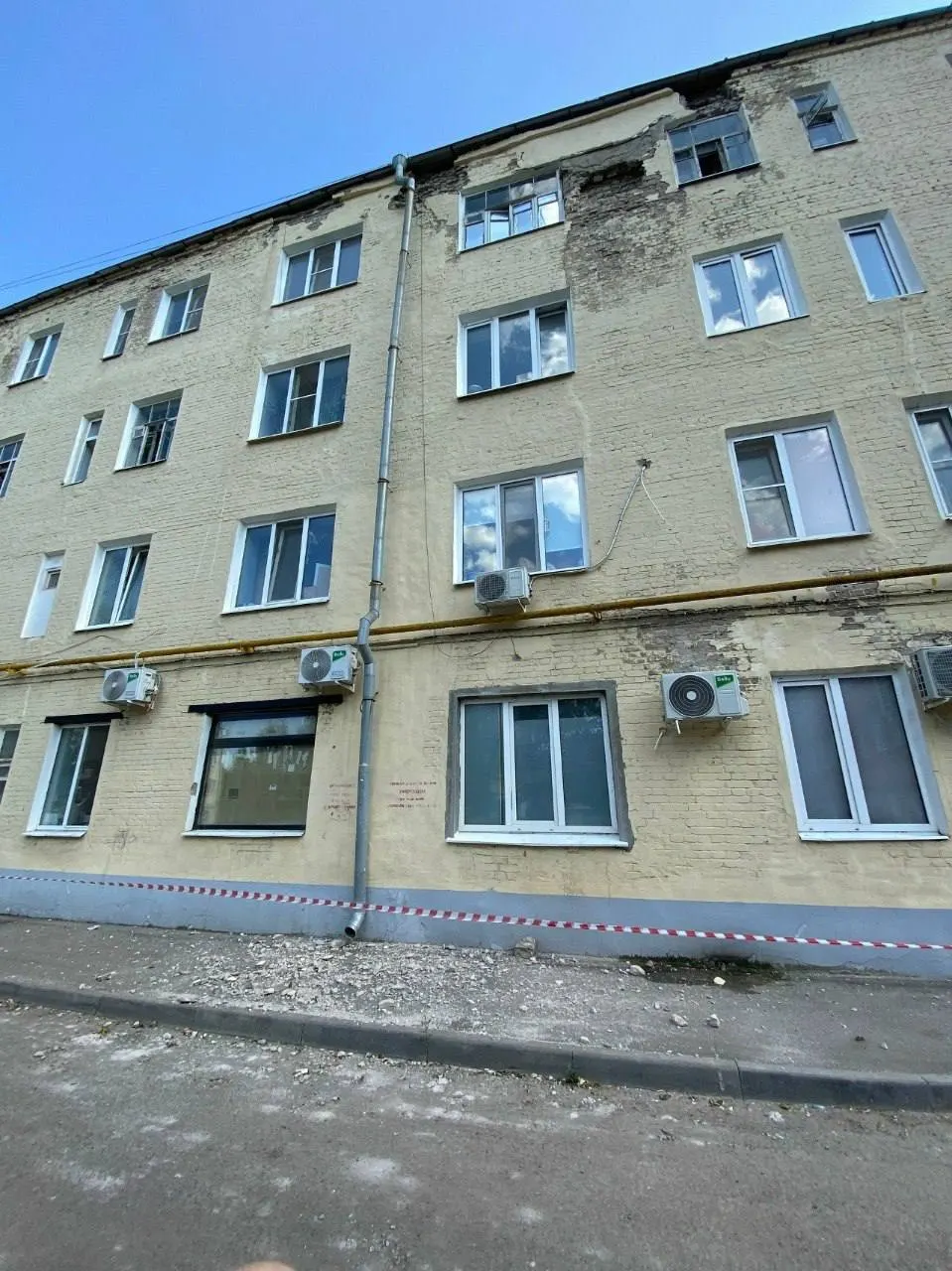 Жильцы говорят, что управляющая компания ограничилась ленточкой; во время дождя единственный сухой путь домой проходит прямо под падающими фрагментами стены.