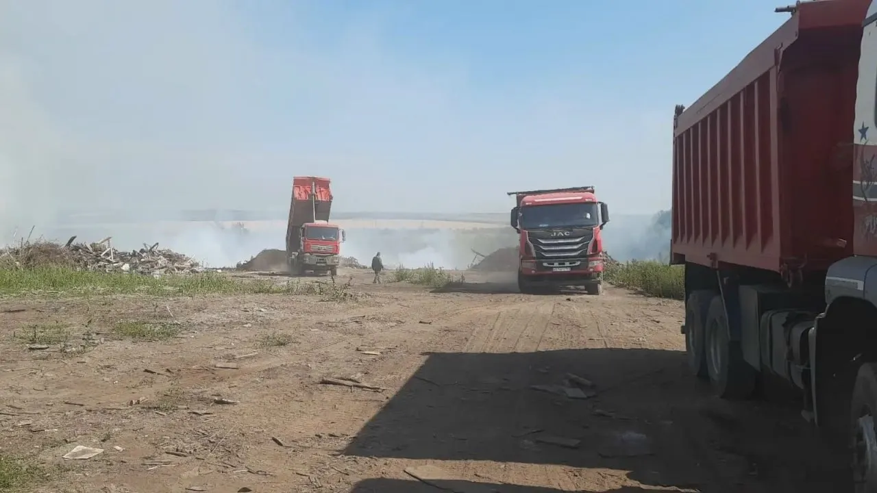 В Волжском районе на территории СДТ «Завод Фрунзе» несколько дней тлеют отходы на незаконной свалке. Пожарные работают на месте, экологическая инспекция зафиксировала нарушение и передала материалы в правоохранительные органы и в Росприроднадзор.