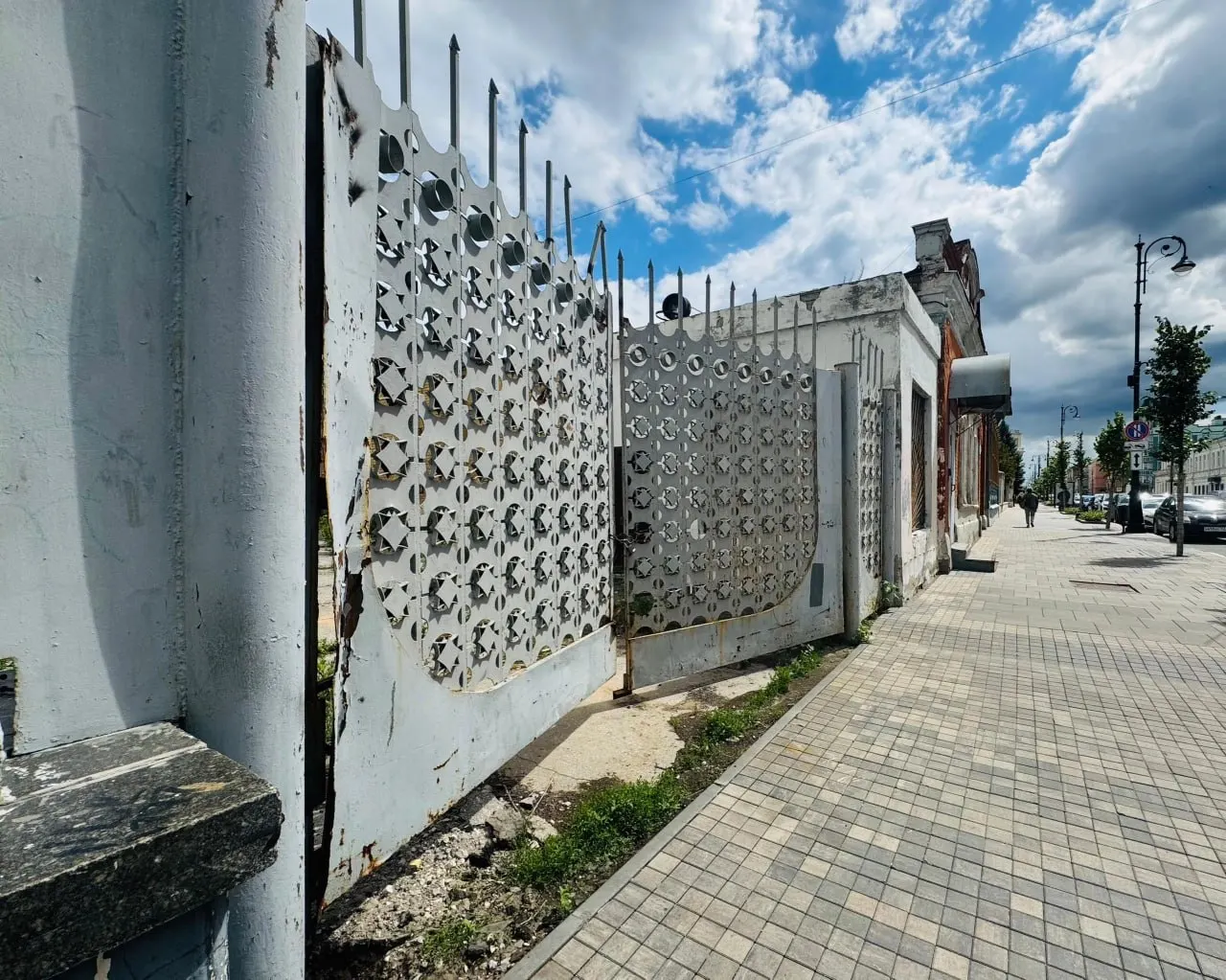 Глава района вместе с владельцем проверил объект: установлены решётки и заборы из профлиста, однако фасад покрыт граффити, внутри — мусор. В будущем здание планируют включить в инвестпроект.