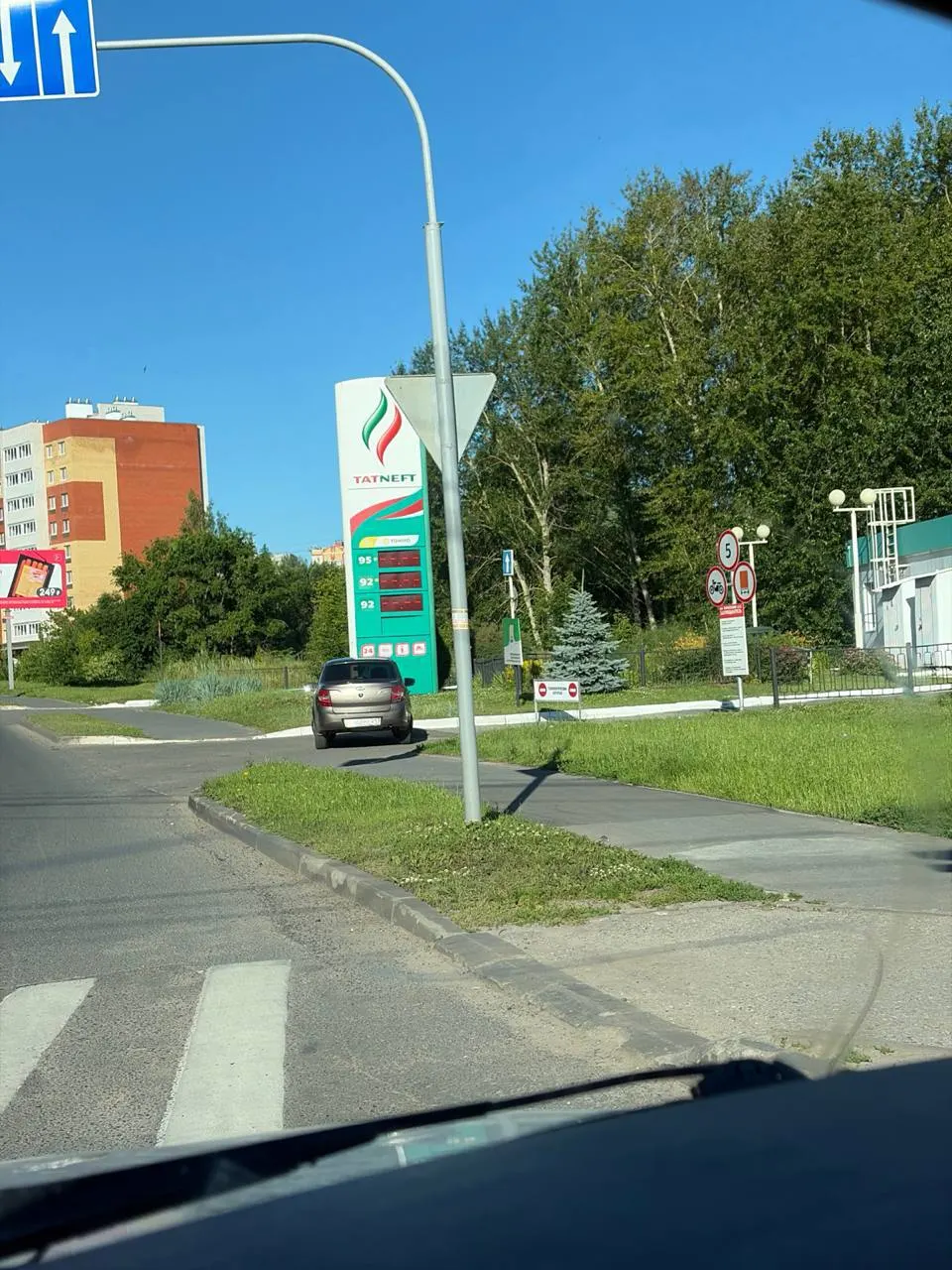 В ряде районов Чувашии на заправках кончается АИ-95, часть независимых АЗС поднимает цены почти до 100 рублей за литр. Власти сообщают о проверках, но не объясняют рост оптовых цен.