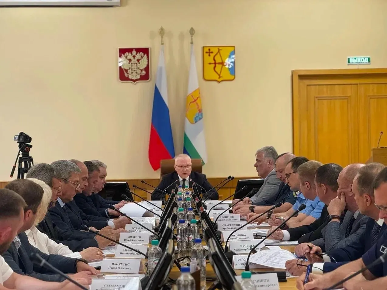 Губернатор сообщил, что в регионе имеется 4,5 тыс. тонн топлива — запас примерно на 15 дней; введены двухнедельные ограничения на отпуск топлива в канистрах, новые поставки уже в пути.