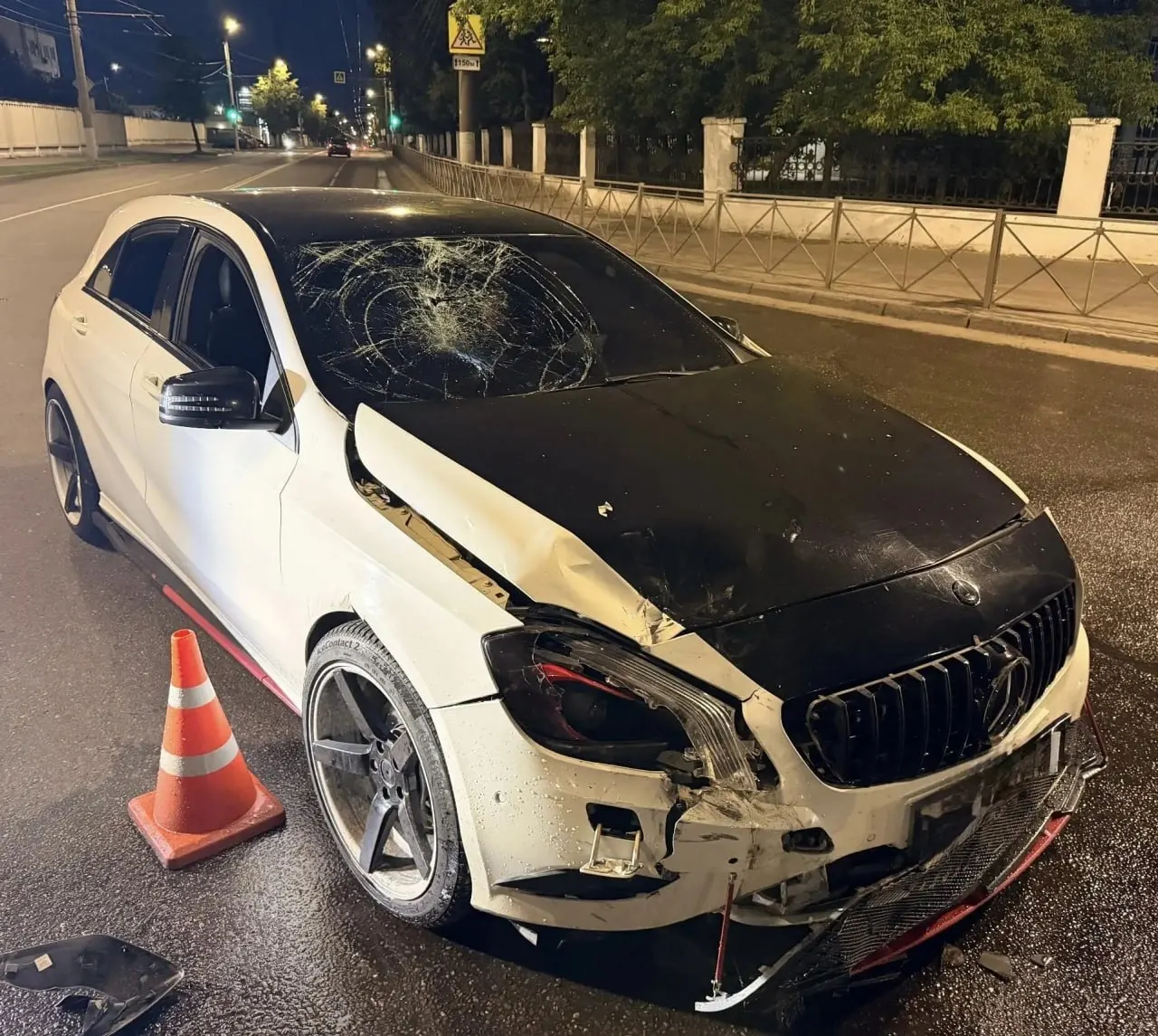 6 июля вечером 17‑летний мотоциклист на «Баджадж» столкнулся с Mercedes на Октябрьском проспекте. Подросток получил травмы.