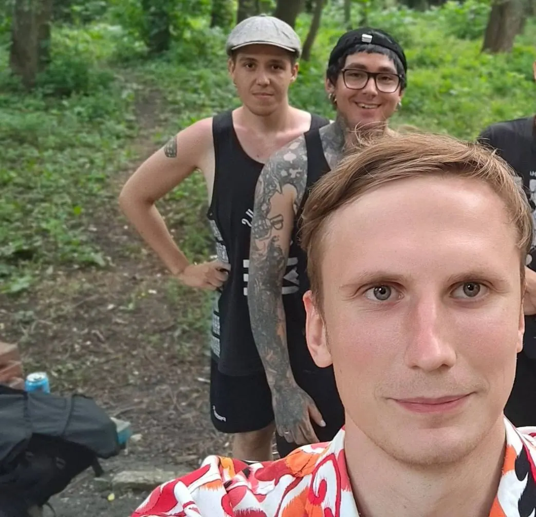 Полиция составила протоколы о демонстрации экстремистской символики в отношении лидера и активистов незарегистрированной партии. Задержания произошли на собрании, где обсуждали помощь участникам войны в Украине и работу региональных отделений.