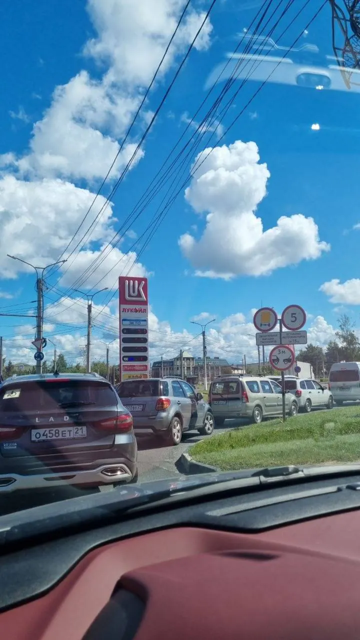 В Минпромэнерго Чувашии официально подтвердили дефицит топлива: вводят лимиты на заправках и фиксируют перебои. Власти заявляют о приоритете для экстренных служб и обещают «замедление» цен, но конкретных сроков не называют.