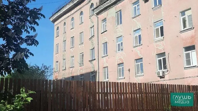 В Заводском районе Саратова повторно обрушилась часть аварийного дома на улице Крымская. Глава города сообщил, что разрушения зафиксированы в нежилых подъездах, пострадавших нет.