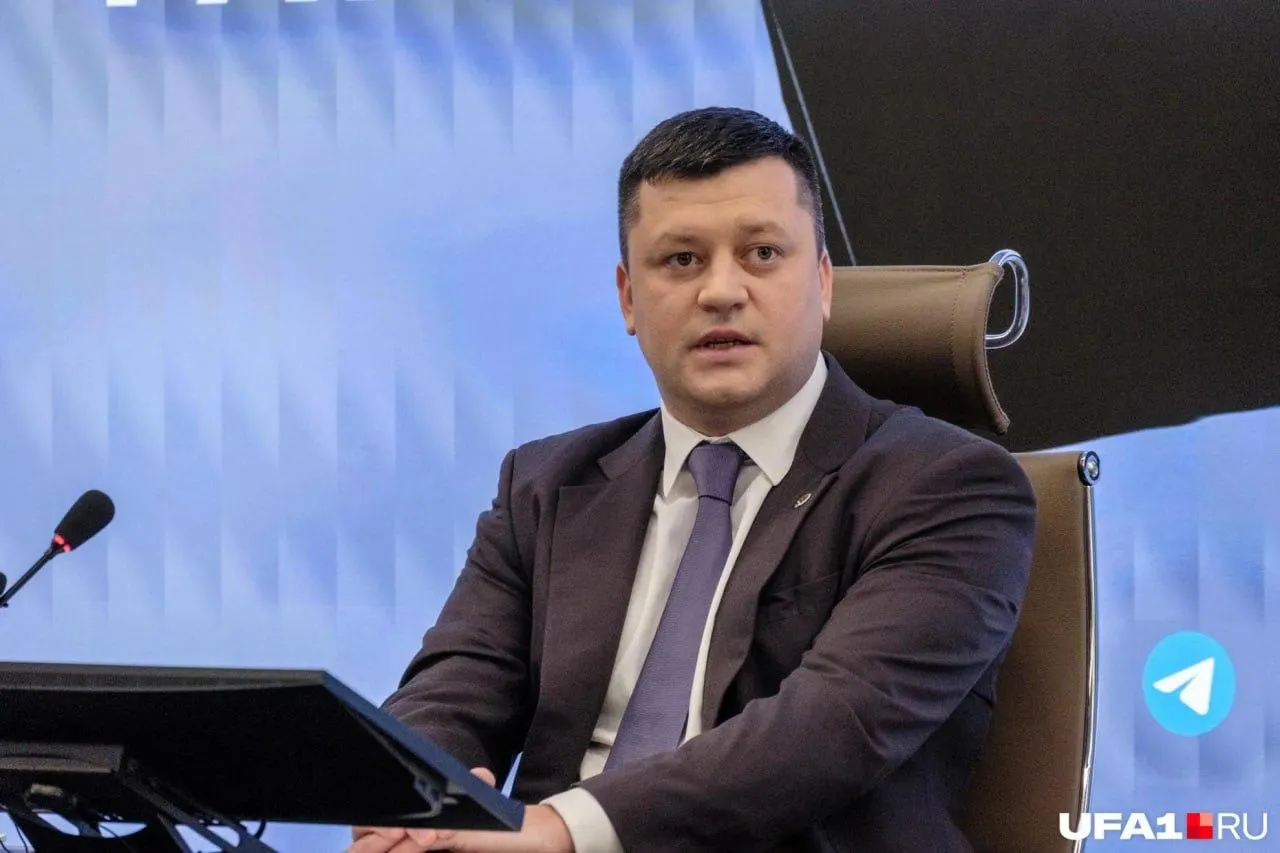 Депутаты проголосовали за отставку мэра — причиной стали обвинения во взяточничестве и сообщения о использовании муниципального имущества и нецелевых расходах.