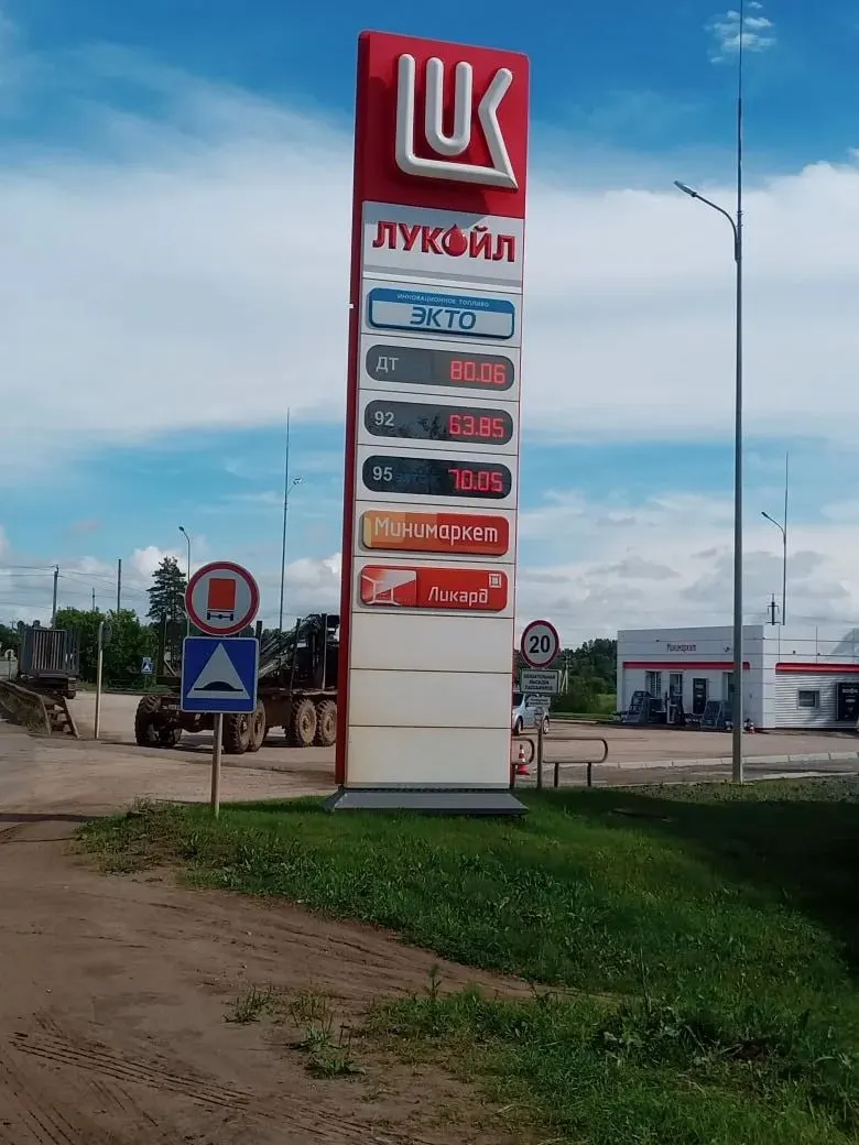 В маленьком посёлке Кез закрылись новые АЗС самообслуживания, действуют ограничения на заправку, а жители жалуются на подорожание топлива и отсутствие реакции властей.