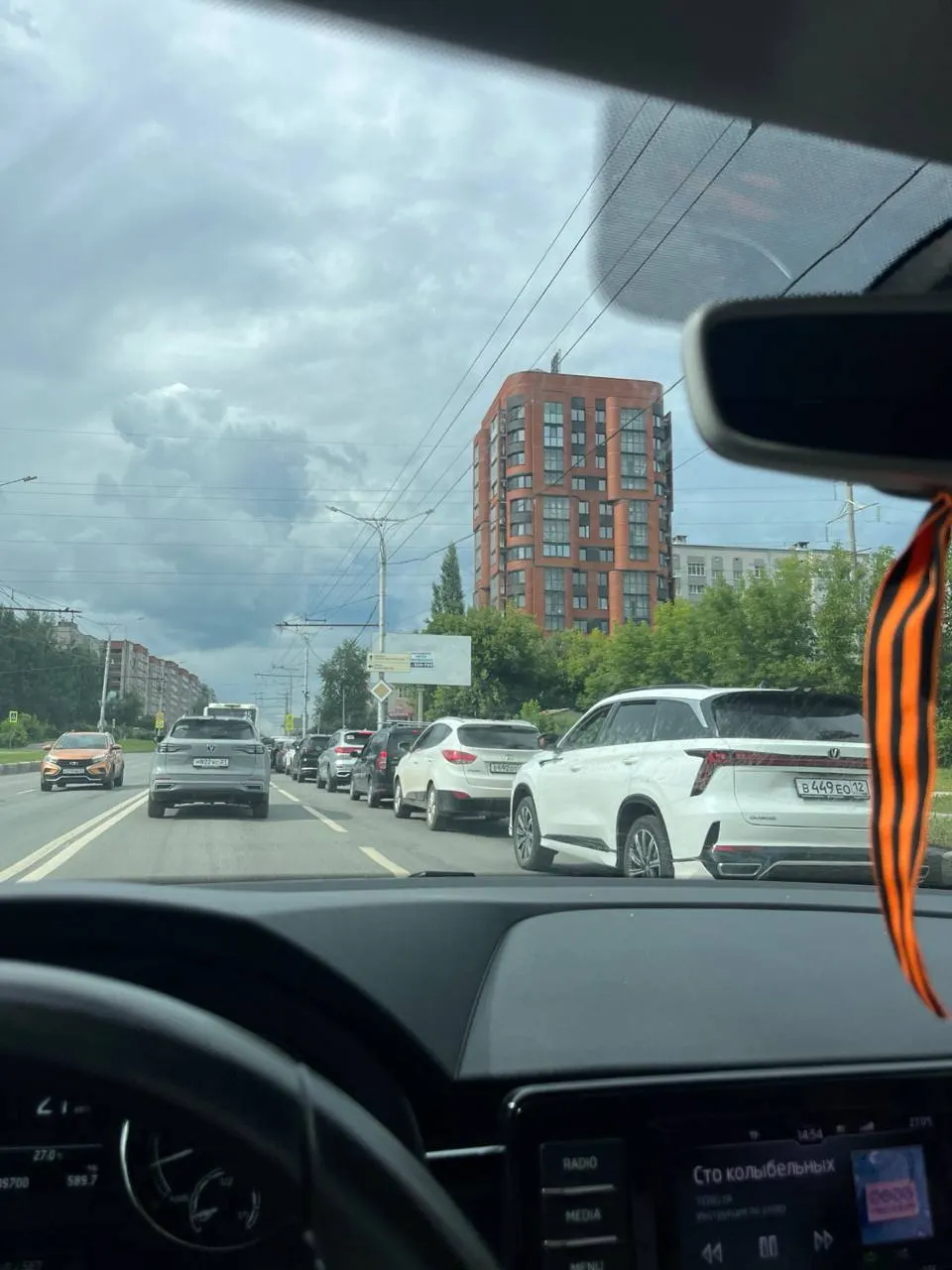 В Чебоксарах водители часами стоят в очередях из‑за дефицита бензина, пока в Башкортостане и Краснодарском крае фиксируются удары по нефтеперерабатывающим предприятиям.