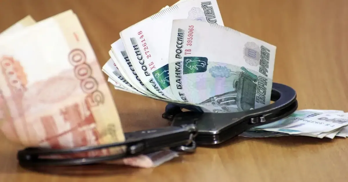 Следствие считает, что руководитель научного проекта требовал у сотрудников возвращать часть зарплат, а затем присваивал эти средства, из 27 млн рублей гранта РНФ украли 4,8 млн.