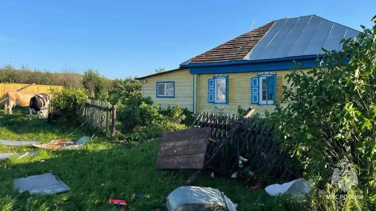 В селе Ильчино Республики Башкортостан сильный смерч повредил кровли и ограждения. По информации спасателей, люди не пострадали, публикуются фото и видео последствий.