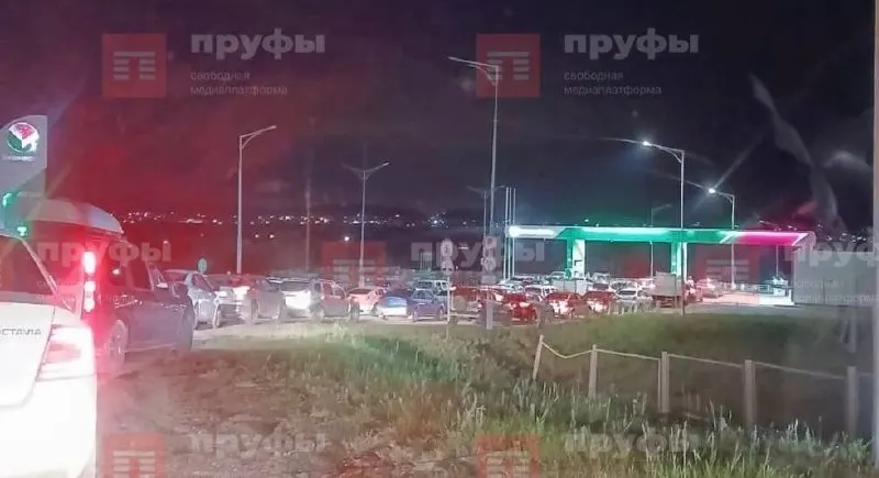 В селе Аскарово (Абзелиловский район, Башкортостан) на двух заправках несколько дней подряд бензин заканчивается за часы после поставки; местные отмечают очереди и вывоз топлива в канистрах.