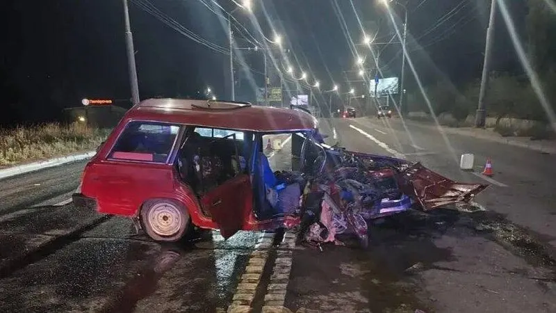 Вечером на Московском шоссе ВАЗ-2104 столкнулся со столбом: 77-летняя пассажирка погибла на месте, 86-летнего водителя госпитализировали.