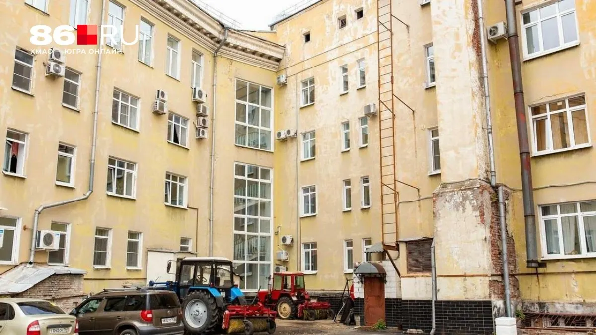 Решение о переустройстве дворовой территории и организации парковки принимает общедомовое собрание собственников; для законности важно оформление протокола и соблюдение местных правил и согласований.