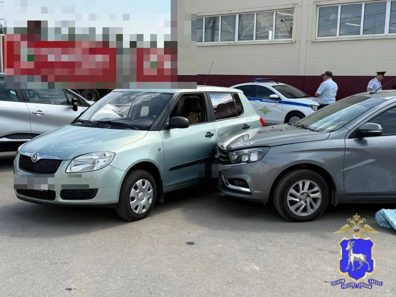 Мужчине внезапно стало плохо за рулём Lada Vesta; автомобиль врезался в припаркованную Skoda Fabia. Пострадавший умер до приезда скорой помощи.