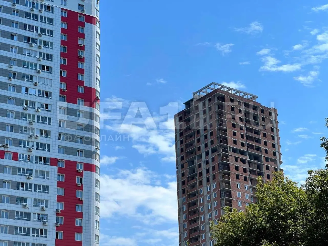 27‑этажный дом, рассчитанный на 227 квартир, не введён в эксплуатацию с планируемой сдачей в 2018 году. Объект снова выставлен на продажу — цену снизили до 542,7 млн рублей.