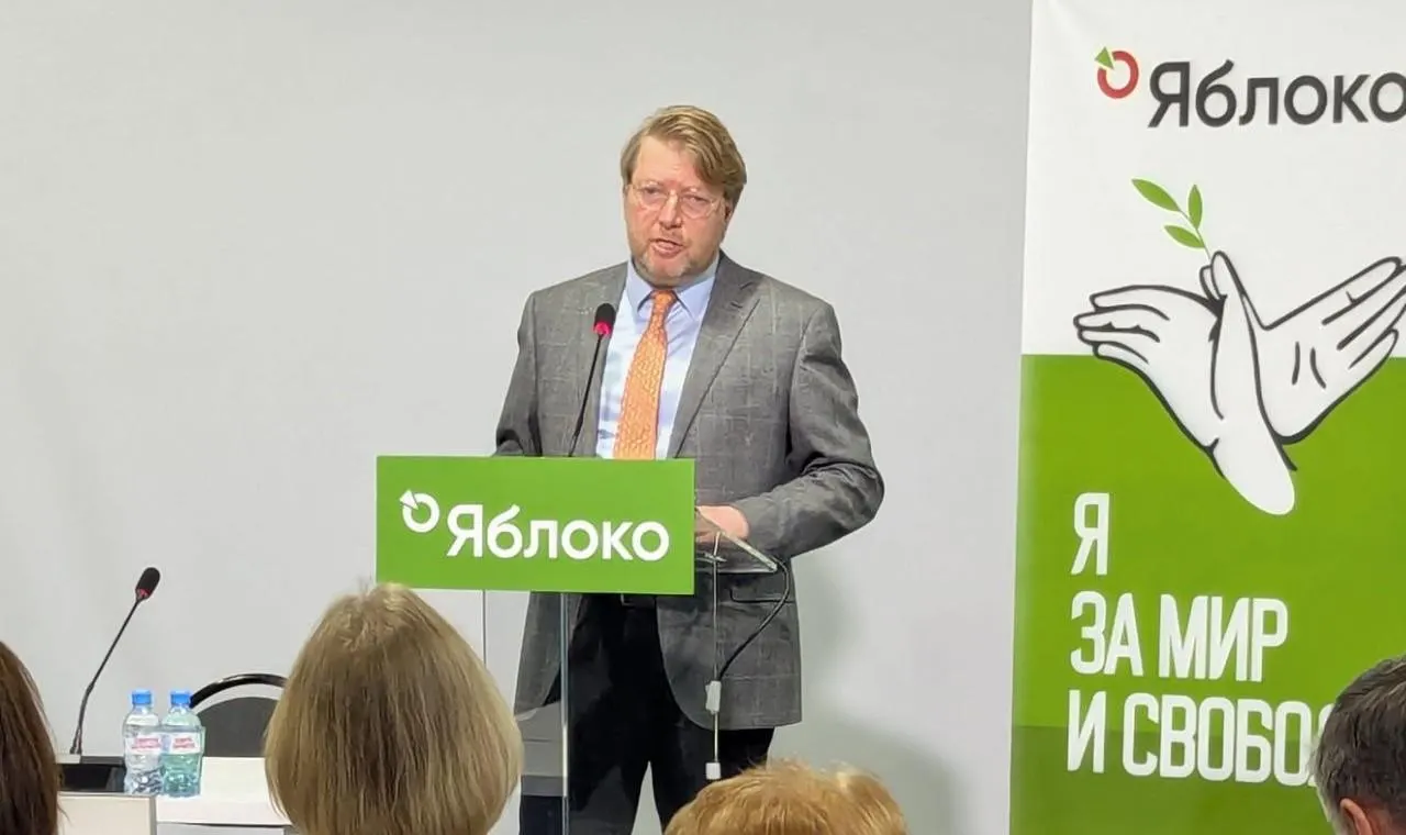 Суд оставил в силе решение о штрафе председателю «Яблока» за пост с изображением убитого политика; партия намерена обжаловать это решение в Конституционном суде.