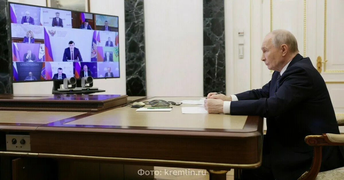 Президент распорядился как можно быстрее развернуть мощности малого и среднего бизнеса для выпуска нефтепродуктов и обеспечить стабильное функционирование поставок.