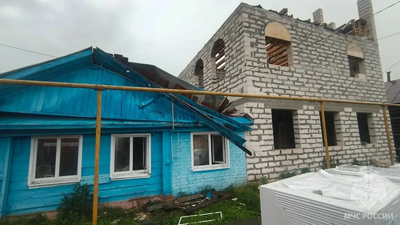 В поселке Выездное под Арзамасом во время ураганного ветра обрушилось строящееся здание, проломив крышу соседнего дома. Пятилетняя девочка погибла; возбуждено уголовное дело, региональная прокуратура взяла ситуацию на контроль.