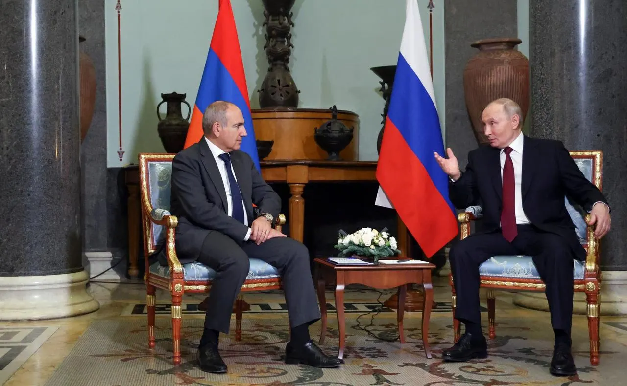Премьер-министр Армении заявил, что запрет на ввоз товаров из республики свидетельствует о параличе Евразийского экономического союза и призвал к незамедлительным мерам после телефонного разговора с российским лидером.