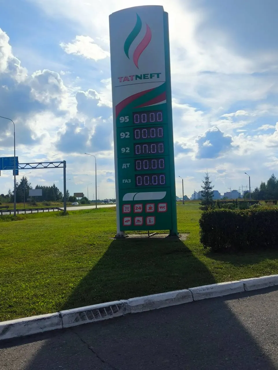 После ударов беспилотников по нефтеперерабатывающим мощностям растёт дефицит топлива: в Чебоксарах подорожали прогулки по Волге, а крупнейшие компании просят индийские НПЗ нарастить поставки.